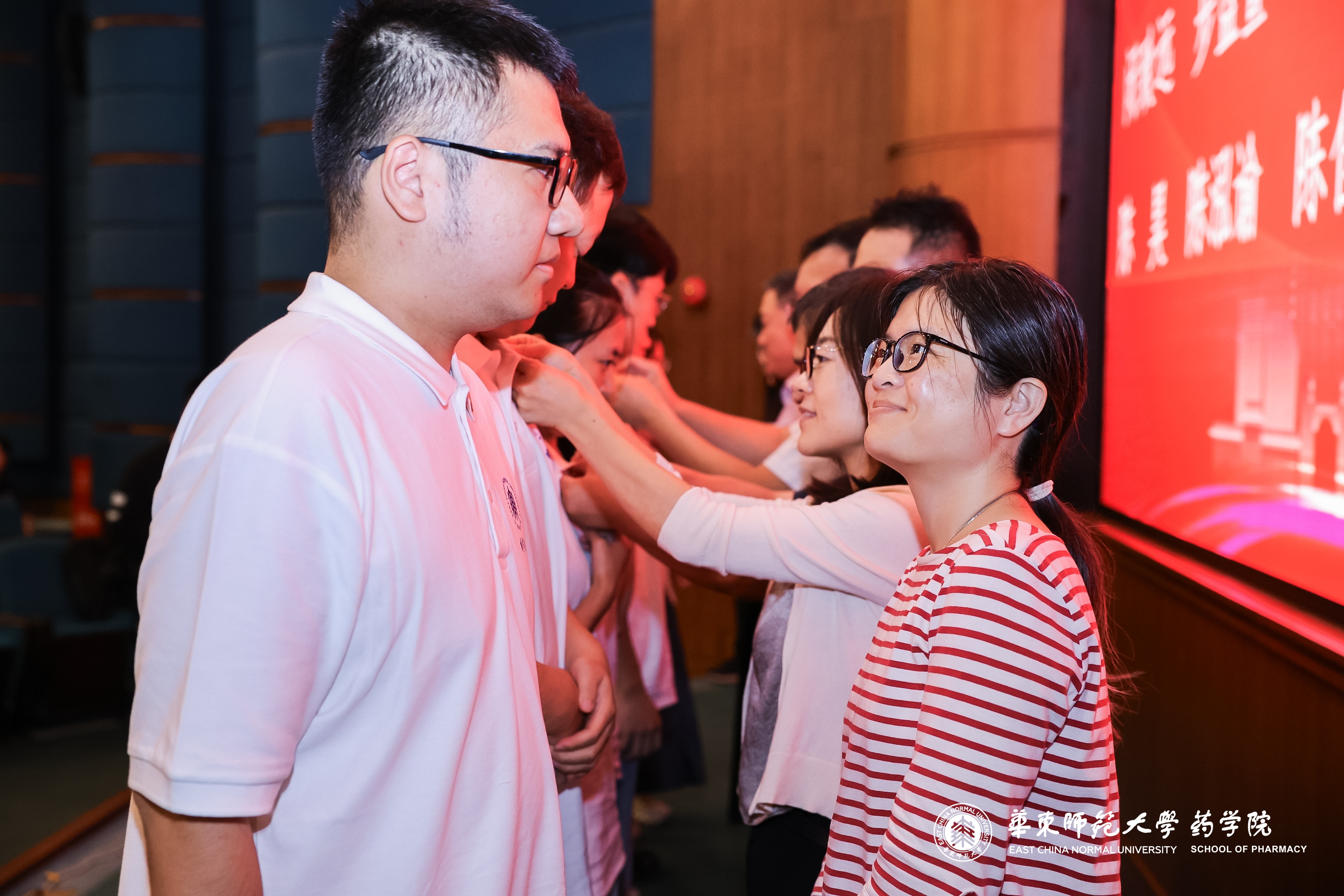 佩戴校徽.JPG